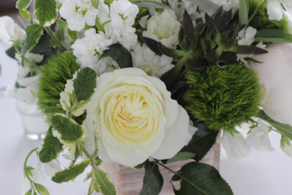 garden rose centerpiece with sweet peas and dianthus by anastasia floral design